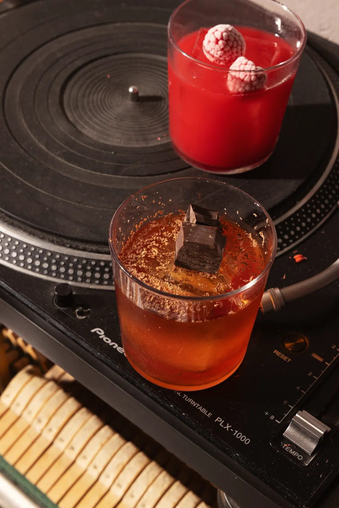 Due cocktail su un giradischi sopra un pianoforte